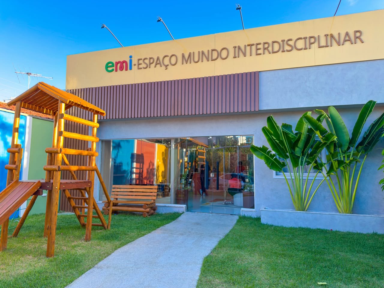 Fachada do Espaço Mundo Interdisciplinar